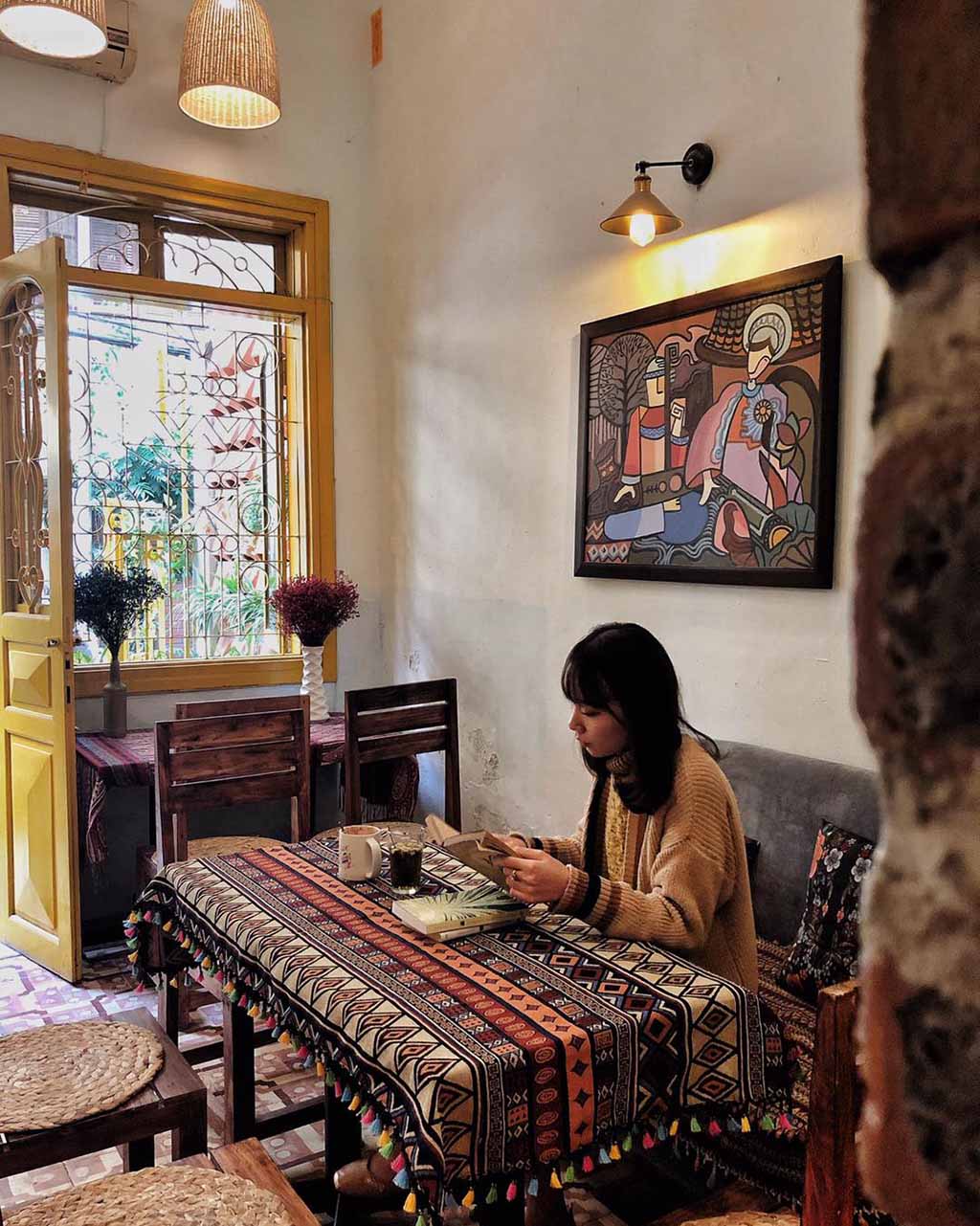 10+ Quán Cafe Yên Tĩnh Ở Hà Nội: Ngồi Làm Việc & Đọc Sách